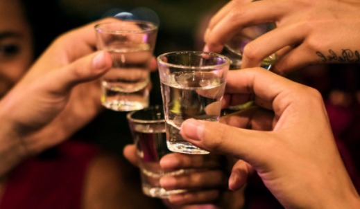 Rượu thường xuyên xuất hiện trên bàn ăn, bàn tiệc, các cuộc giao lưu. Tuy nhiên, loại đồ uống này không hề tốt cho sức khỏe. Sau khi đi vào cơ thể, rượu sẽ được gan phân hủy. Uống quá nhiều rượu có thể khiến gan phải làm việc quá tải và bị tổn thương. Một số acetaldehyde (một sản phẩm trong quá trình phân hủy rượu) sẽ lưu lại trong gan và gây ra tổn thương gan mãn tính.