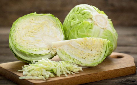 Trên thực tế, điều này không phải đúng 100%, dù có phun thuốc trừ sâu hay không thì nó cũng rất bẩn, không thể tùy tiện xào nấu ngay mà không rửa kỹ được. Hơn nữa, các loại trứng côn trùng có thể bám trong lá bắp cải, nếu không chú ý rửa sạch, khi ăn phải rất nguy hiểm.