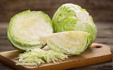 Trên thực tế, điều này không phải đúng 100%, dù có phun thuốc trừ sâu hay không thì nó cũng rất bẩn, không thể tùy tiện xào nấu ngay mà không rửa kỹ được. Hơn nữa, các loại trứng côn trùng có thể bám trong lá bắp cải, nếu không chú ý rửa sạch, khi ăn phải rất nguy hiểm.