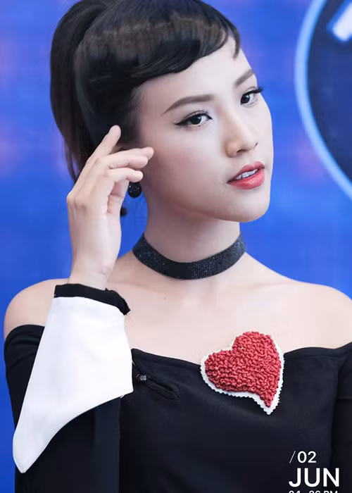 Nữ MC 9x từng thử sức ở nhiều cuộc thi sắc đẹp và đoạt không ít thành tích: Hoa khôi khả ái (Miss Sport 2012), Á hậu 1 cuộc thi Hoa hậu Phụ nữ Việt Nam qua ảnh 2012. Ảnh: FBNV