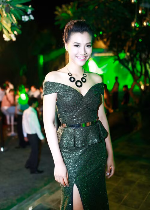 Á hậu Hoàng Oanh khoe vẻ đẹp nuột nà không tỳ vết khi lựa chọn phong cách gợi cảm tại sự kiện. Ảnh: Khám Phá