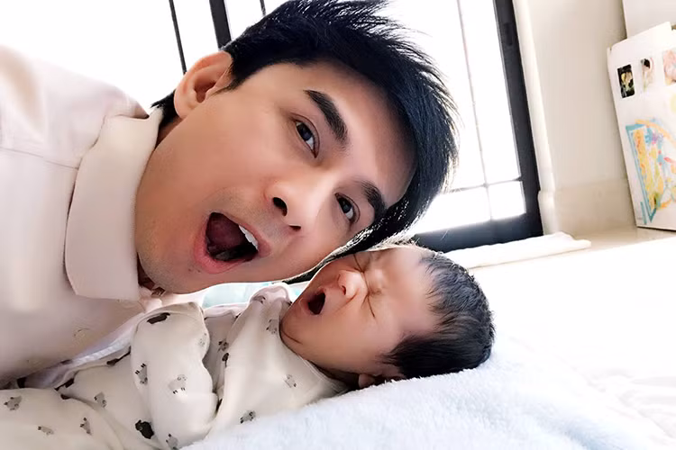 Hình ảnh Đan Trường bắt chước cậu con trai đang ngái ngủ khiến người hâm mộ vô cùng thích thú. Ảnh: FBNV