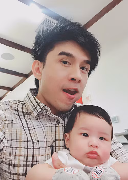 Kể từ khi trở thành bố, Đan Trường hạn chế nhận show diễn để tập trung lo cho tổ ấm nhỏ của mình. Ảnh: FBNV