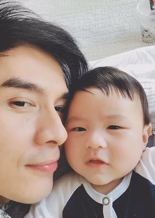 Ngay từ khi chào đời, con trai Đan Trường đã nhận được sự quan tâm của người hâm mộ. Trên trang cá nhân, Đan Trường và vợ thường xuyên chia sẻ hình ảnh bé Thiên Từ. Ảnh: FBNV