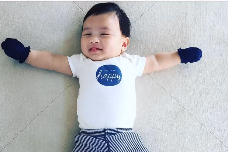 Fans và bạn bè của Đan Trường nhận xét bé Thiên Từ thừa hưởng mọi nét đẹp của người bố nổi tiếng. Ảnh: FBNV