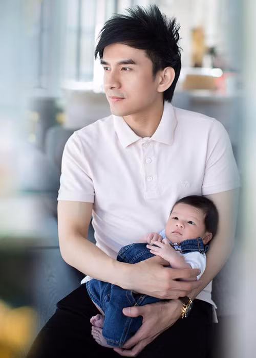 Đan Trường chia sẻ, anh thường nhịn vợ mỗi khi cả hai có những bất đồng trong quan điểm trong việc dạy dỗ con trai. Ảnh: FBNV