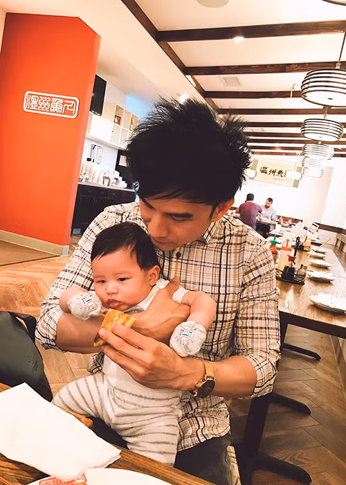 Mỗi khi sang Mỹ, Đan Trường dành phần lớn thời gian chăm sóc quý tử và chia sẻ nhiều hơn với bà xã. Ảnh: FBNV