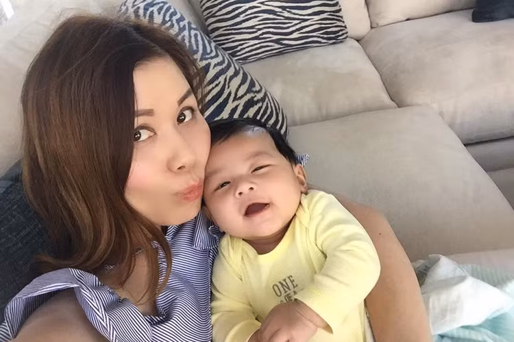 Càng lớn, nhóc tì nhà nam ca sĩ “Dòng máu anh hùng” lại càng kháu khỉnh, dễ thương. Ảnh: FBNV