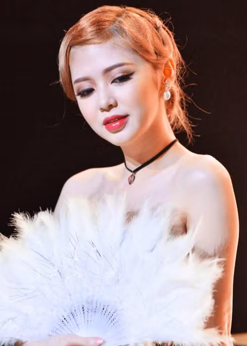 Tham gia cuộc thi Be a star - Bạn là ngôi sao, cô nàng trưởng nhóm LIME vốn là nhân tố gây được sự chú ý trong dàn thí sinh và thường xuyên được ban giám khảo khen ngợi. Ảnh: FBNV