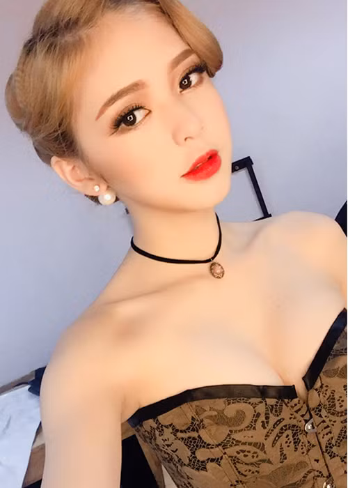 Kim Cương sinh năm 1993 tại Hưng Yên. Đam mê ca ca hát từ nhỏ, cô đoạt không ít giải thưởng cấp thành phố như giải nhất tiếng hát Hoa Phượng Đỏ năm 2003. Ảnh: FBNV