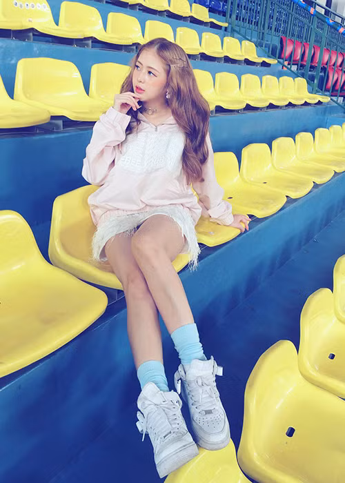 Kim Cương từng lọt top 20 cuộc thi Miss Teen 2011, top 4 đêm chung kết tài năng ca sĩ Miss Teen 2011 và đoạt ngôi vị Miss Sàn nhạc năm 2013. Ảnh: FBNV