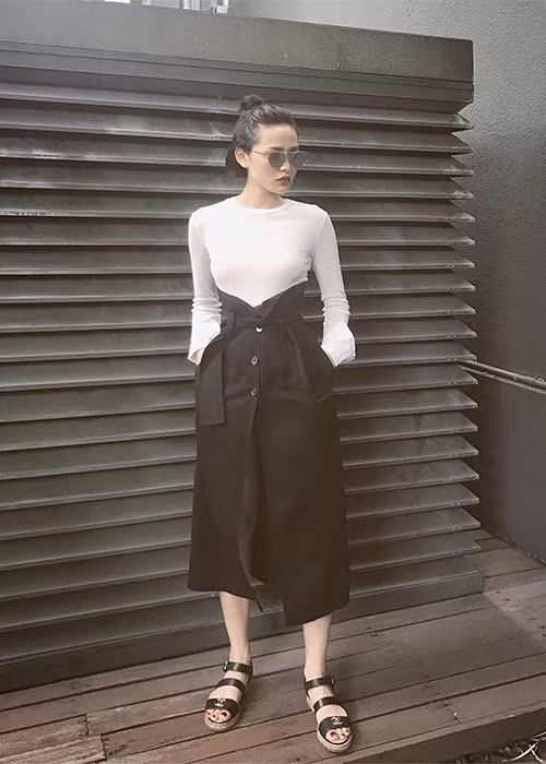 Hiền Hồ đi đôi dép giống hệt với cô gái mà Soobin Hoàng Sơn có những biểu hiện thân mật. Ảnh: Instagram nhân vật