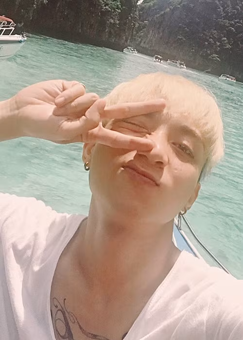 Nam ca sĩ “Phía sau một cô gái” khoe ảnh tự sướng trong chuyến du lịch cùng bạn bè. Ảnh: Instagram nhân vật