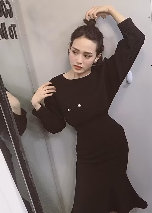 Fans nghi ngờ Hiền Hồ dựa vào điểm trùng hợp về màu sơn móng tay và đôi dép của cô với người giấu mặt khoác vai Soobin Hoàng Sơn. Ảnh: Dân Việt