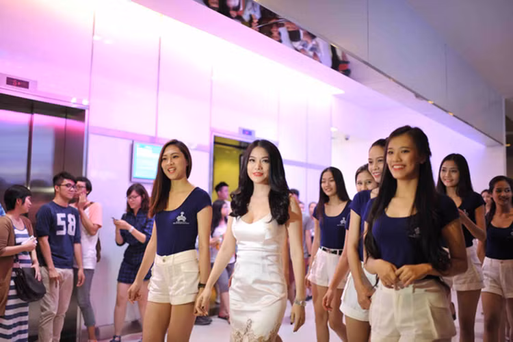 Với kinh nghiệm trong lĩnh vực thời trang và tại các cuộc thi sắc đẹp, Trương Ngọc Ánh còn được mời vai trò giám khảo xuyên suốt của cuộc thi Hoa khôi Áo dài Việt Nam 2014. Ảnh: VTV