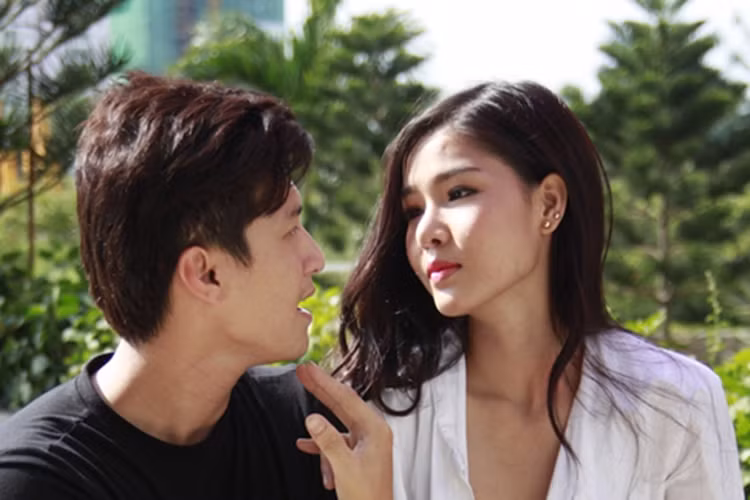 Sau ồn ào chia tay, Kỳ Hân và Huỳnh Anh vẫn xem nhau là bạn. Thậm chí, Kỳ Hân còn tham gia đóng bộ phim Huỳnh Anh làm phó đạo diễn vào năm 2015. Ảnh: Sức khỏe cộng đồng