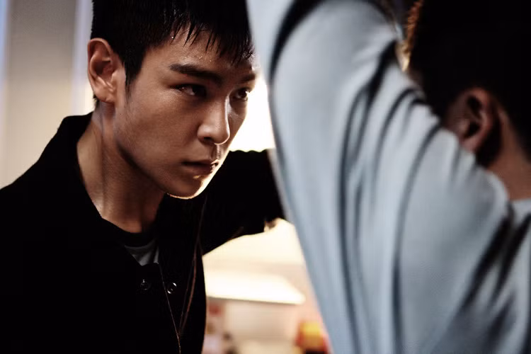 Trong phim, nhân vật của T.O.P trở thành một sát thủ để bảo vệ em gái sau khi người cha là mật vụ qua đời. Ảnh: Myrarapop