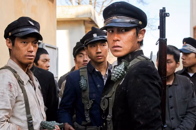 Năm 2010, T.O.P đóng đội trưởng đội học sinh cầm súng chiến đấu bảo vệ đất nước trong dự án điện ảnh “71 - Into the Fire”. Ảnh: Hancinema