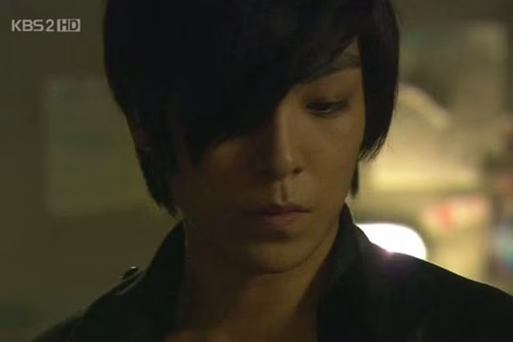 Mặc dù xuyên suốt bộ phim, nhân vật Vick rất ít thoại nhưng để lại ấn tượng sâu sắc trong lòng khán giả bởi gương mặt sắc lạnh của T.O.P. Ảnh: Dramabean