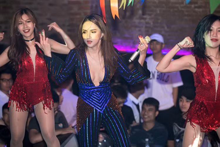 Trước đó, dù muốn tạm thời nghỉ ngơi vì scandal nhưng ngày 17/5, Hương Giang Idol đã phải hoàn thành buổi biểu diễn ở một sự kiện được tổ chức ở một quán bar ở Hà Nội vì đã lỡ ký hợp đồng từ trước. Ảnh: Dân Việt