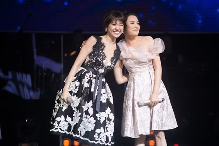 Trong chương trình, Hồ Quỳnh Hương còn dành lời khen cho Hari Won “lấy chồng xong chém gió tiếng Việt giỏi hẳn ra”. Ảnh: Dân Việt