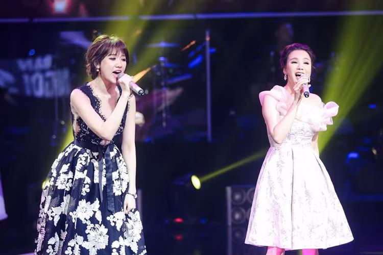 Được biết, trong tập đầu tiên của chương trình, Hồ Quỳnh Hương và Hari Won đã lần lượt thể hiện hai bản hit “Hương đêm bay xa” và “Có nhau trọn đời”. Ảnh: Vietnamnet