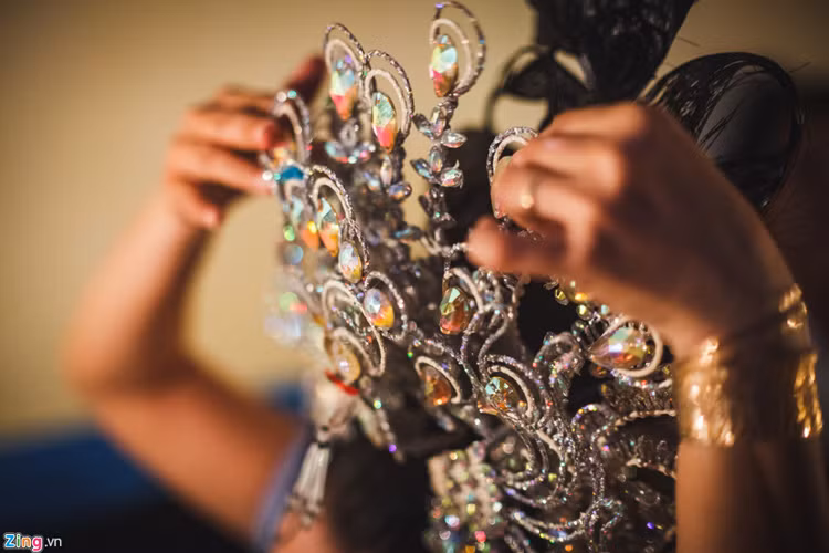 Trong ảnh, nghệ sĩ Kim Ngân đang chỉnh lại những chi tiết trên chiếc mũ được trang trí vô cùng cầu kỳ. Hôm nay, chị đóng vai nữ chính (đào chính) và được bầu đoàn trả 500.000 đồng/đêm. Trong khi đó, đào phụ, kép phụ (vai nam phụ) được trả 300.000 đồng, và thấp nhất là vai quân sĩ với giá từ 150.000-200.000 đồng/đêm.