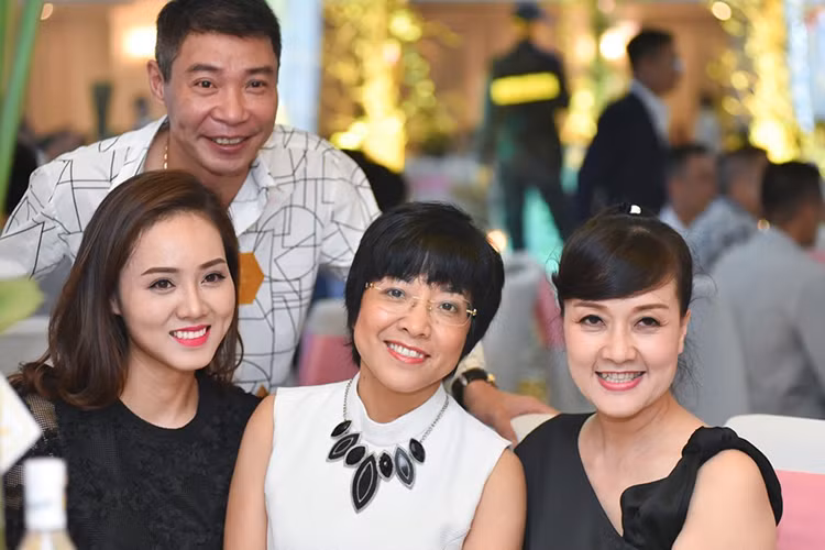 Thảo Vân hiện cùng Công Lý chăm sóc cậu con trai chung - bé Tít. Ngoài ra, nữ MC của Gặp nhau cuối tuần còn mối quan hệ tốt đẹp với bạn gái của chồng cũ. Cách ứng xử của Thảo Vân hậu chia tay được đánh giá rất văn minh. Ảnh: Người đưa tin