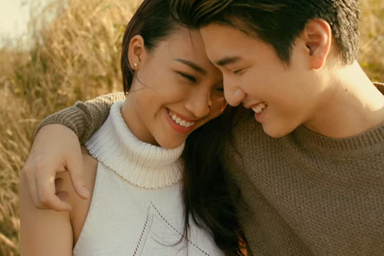 Năm 2014, Hoàng Oanh - Huỳnh Anh công khai là một cặp. Cả hai được xem xứng đôi vừa lứa. Nhờ yêu Hoành Oanh, Huỳnh Anh gỡ mác trai hư. Kể từ khi hẹn hò, cả hai luôn xuất hiện tình tứ tại các sự kiện và hỗ trợ lẫn nhau trong công việc và cuộc sống. Ảnh: Zing