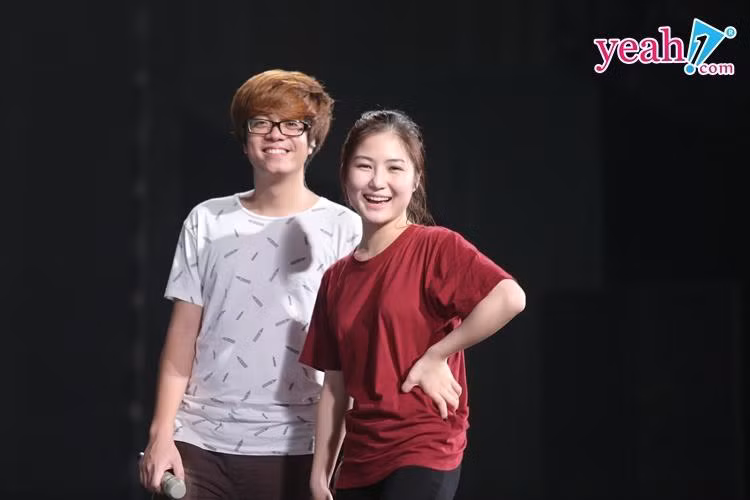 Năm 2012, Hương Tràm – Bùi Anh Tuấn cùng tham gia chương trình Giọng hát Việt. Trong lần đầu tiên gặp Hương Tràm tại cuộc thi, Bùi Anh Tuấn đã có cảm tình. Sau đó, cả hai dần bước vào tình yêu nhưng mối quan hệ chỉ kéo dài 6 tháng khi chương trình kết thúc. Ảnh: Yeah1