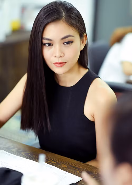 Có kinh nghiệm làm người mẫu dày dặn, Mâu Thủy dễ dàng biến hóa đa dạng các thần thái. Ảnh: FBNV