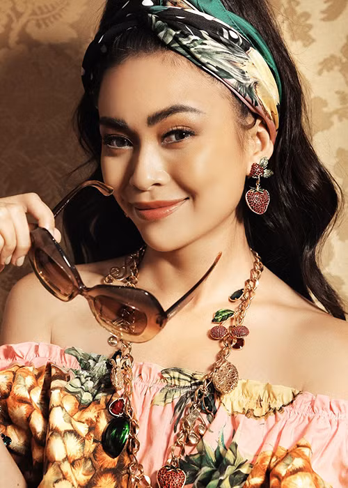 Việc trình diễn trên sân khấu, tiếp cận máy quay với người đẹp sinh năm 1992 cũng không là điều khó khăn. Ảnh: FBNV