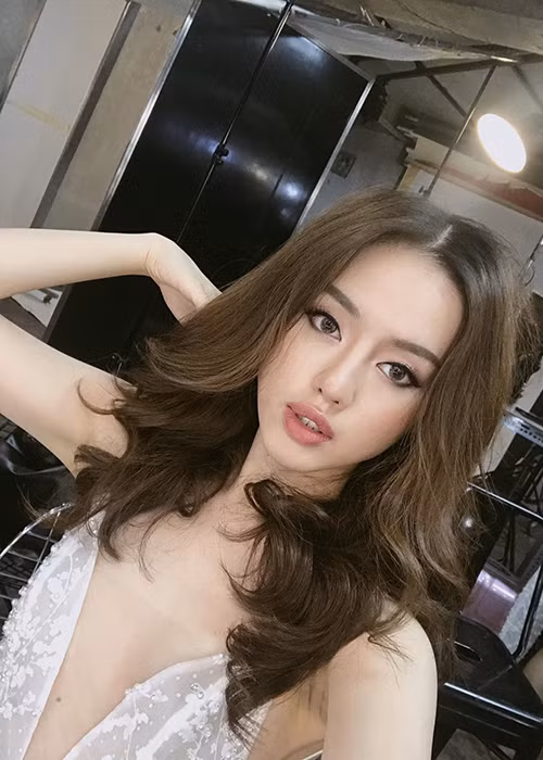 Với những bộ hình thời trang chuyên nghiệp, Khánh Linh được mệnh danh là “nữ hoàng lookbook”. Ảnh: FBNV