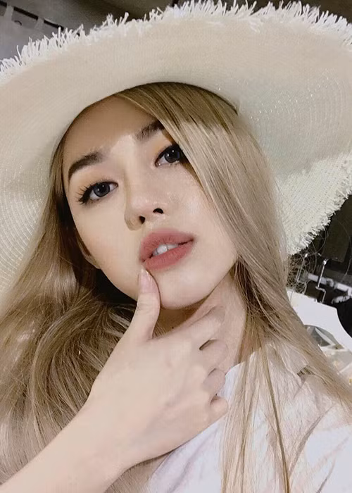 Bản sao Tâm Tít có khả năng ca hát. Cuối năm 2016, cô tham gia một MV ca nhạc mừng Giáng sinh và năm mới cùng 5 hot girl khác. Ảnh: FBNV