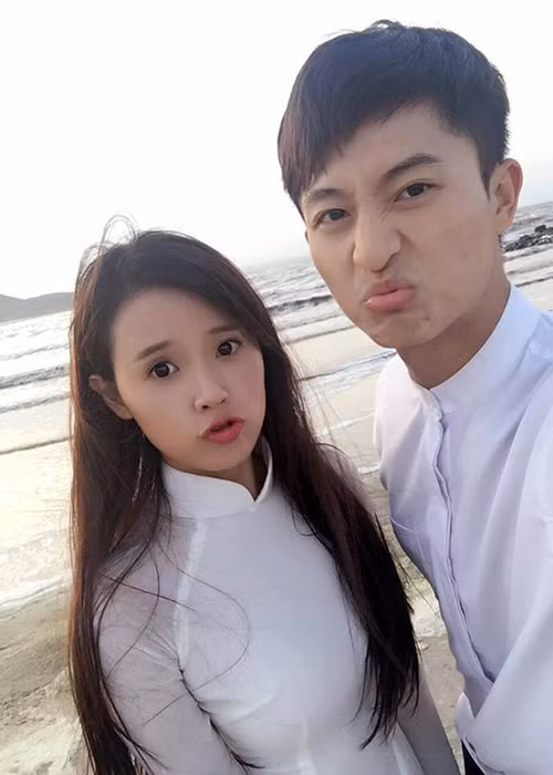 Khi chia sẻ dòng trạng thái thích ai đó hãy can đảm nói ra, Midu đã đặc biệt nhắn gửi tới bạn trai tin đồn. Cô viết: "Phải không Lu Chin Yu". Sau đó, trên trang cá nhân, Harry Lu chia sẻ hình ảnh khóa môi Midu trong phim cùng hỏi vu vơ: “Cảnh trong phim gì mọi người nhớ không”. Ảnh: FBNV