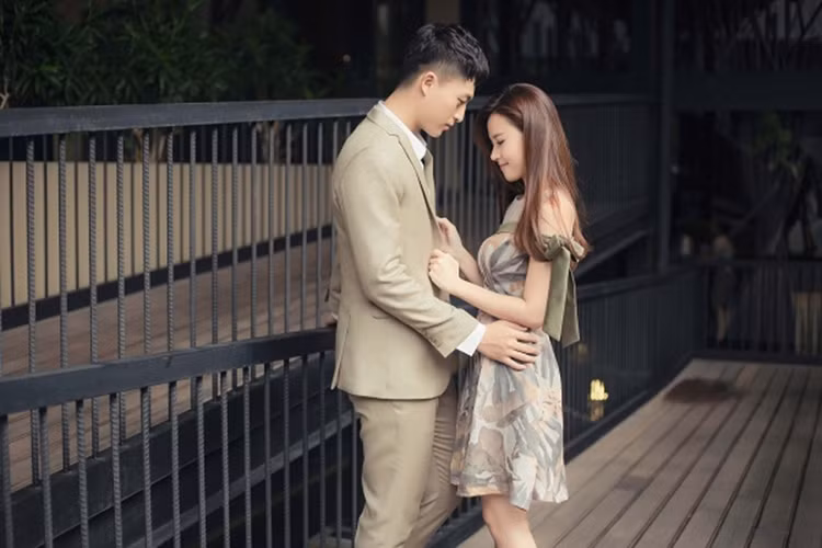 Kể từ khi phim khởi quay, Midu và Harry Lu bắt đầu thân thiết. Sau khi phim đóng máy, cả hai lập tức dính nghi vấn phim giả tình thật. Ảnh: FBNV