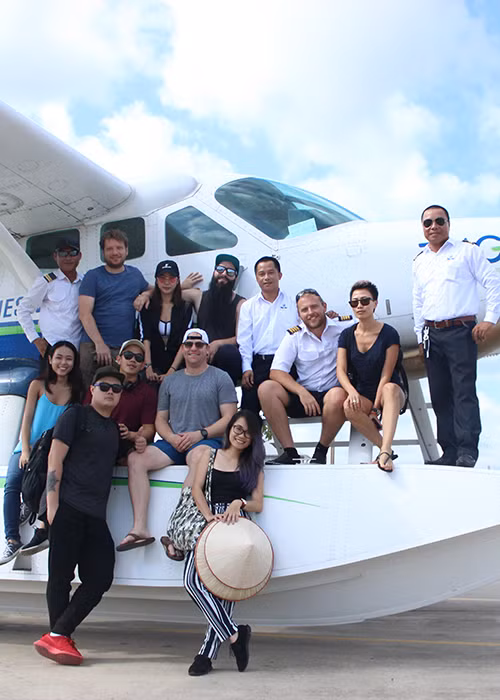 Theo kế hoạch, đoàn của 2 vị đạo diễn thăm vịnh Hạ Long bằng phi cơ và du thuyền để chiêm ngưỡng vẻ đẹp của vịnh và trở về Hà Nội ngay trong ngày.