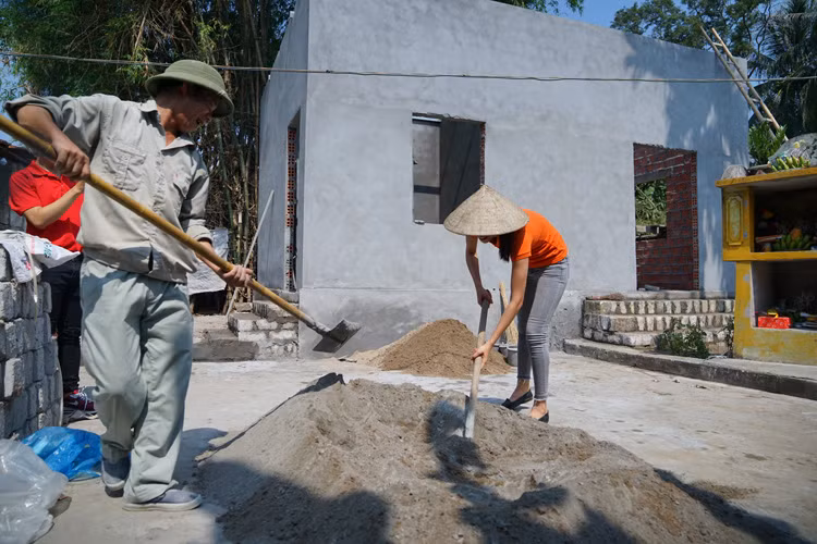 Không những thế, Phạm Hương còn tự tay góp chút công sức vào việc xây dựng. Tuy mệt nhưng cô luôn tươi cười và hạnh phúc với những gì mình đang làm. Là người con của vùng đất Hải Phòng, Phạm Hương luôn muốn được thực hiện và đóng góp một điều gì đó cho quê nhà.