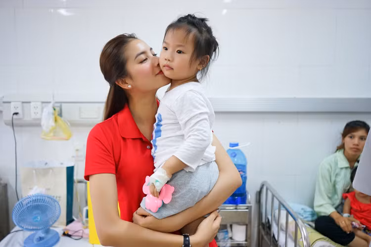 Phạm Hương không khỏi xúc động khi nhìn những “thiên thần nhỏ” đáng yêu. Cô chúc các em mau hết bệnh để trở về nhà với gia đình.