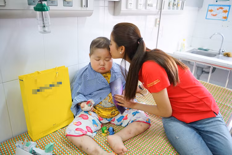 “Nhìn ánh mắt hồn nhiên của các em, Phạm Hương thấy mình cần phải hành động nhiều hơn để xứng đáng với trọng trách của một Hoa hậu Hoàn vũ Việt Nam”, người đẹp gốc Hải Phòng chia sẻ thêm.