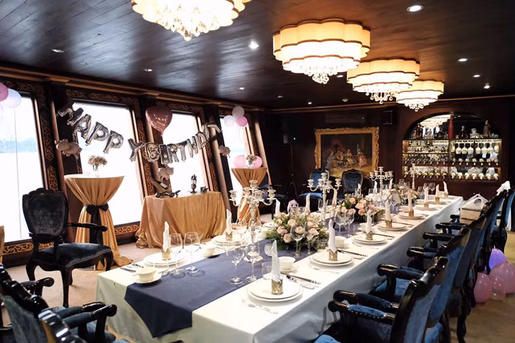 Tiệc sinh nhật bí mật dành cho giọng ca “Một vòng trái đất” diễn ra trong không gian sang trọng. Ảnh: FBNV