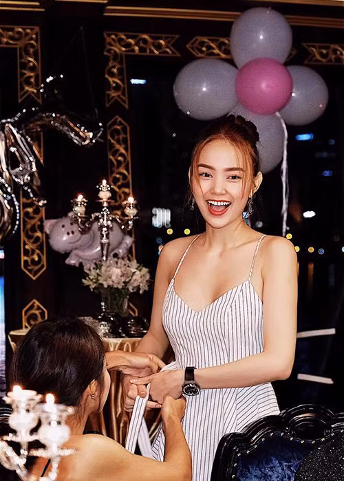 Hình ảnh Minh Hằng tươi rói khi mặc bộ đầm mới được tặng. Vì không được báo trước về tiệc sinh nhật nên cô trang điểm khá nhẹ nhàng. Ảnh: FBNV