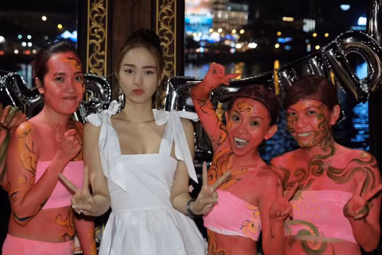 Minh Hằng rất xúc động trước tình cảm của fans ruột dù bận công việc vẫn tập luyện để dành tặng cô một tiết mục bất ngờ. Ảnh: FBNV