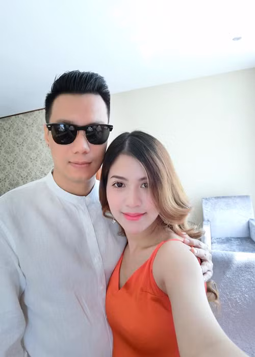 Khi Trần Hương đôi co qua lại với những cư dân mạng chỉ trích cô ghen bóng ghen gió quá mức, Việt Anh lập tức trấn an vợ: “Hơi đâu mà để ý mẹ Đậu ơi, cẩn thận lại mất sữa của Đậu bây giờ”. Sau đó, trước sự tấn công của antifans, nam diễn viên tiếp tục đứng ra bảo vệ vợ. Ảnh: FBNV