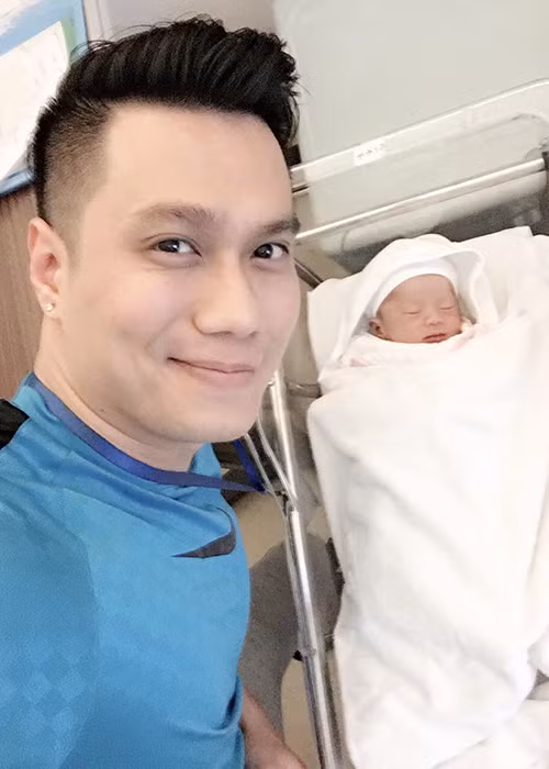 Sau khi chia tay người vợ đầu tiên, nam diễn viên Việt Anh hẹn hò với Trần Hương. Cả hai đăng ký kết hôn vào năm 2015 nhưng chưa tổ chức đám cưới. Hiện tại, Việt Anh và Trần Hương đã có một cậu con trai hơn 3 tháng tuổi. Ảnh: FBNV