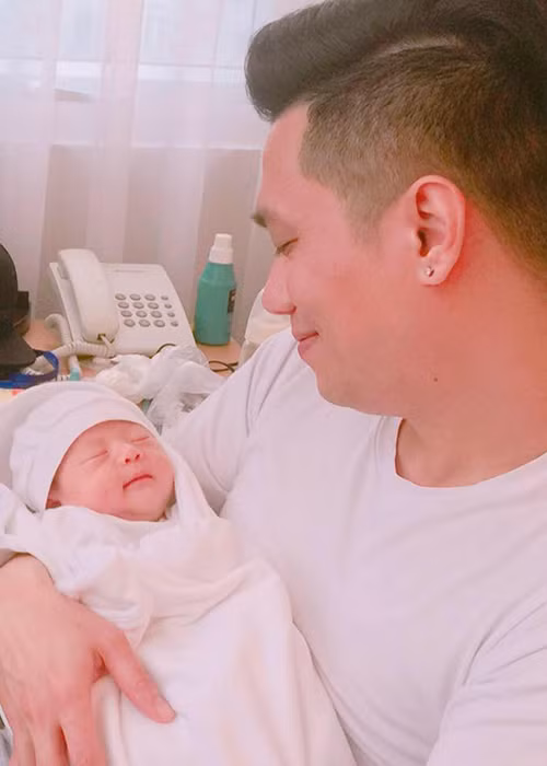 “Các bạn đừng nghĩ là vin vào cớ đấy, không thấy tôi nói gì, làm gì là các bạn được quyền dẫm đạp nhé. Cái gì cũng có giới hạn thôi. Đừng bao giờ lôi trẻ con vào chuyện của người lớn, thế là ngu đấy”, Việt Anh viết. Ảnh: FBNV