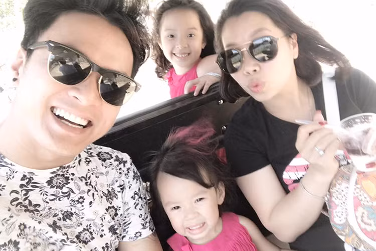 Cũng như Việt Anh, Hồng Đăng luôn dành sự quan tâm, bảo vệ gia đình nhỏ của mình. Nam diễn viên lấy vợ khi mới ngoài 20 tuổi. Vợ của anh là Anh Đào, người bạn gần nhà anh. Vào năm 2008, Hồng Đăng - Anh Đào tổ chức đám cưới sau 9 năm hẹn hò. Cả hai hiện đã có 2 cô con gái. Ảnh: FBNV