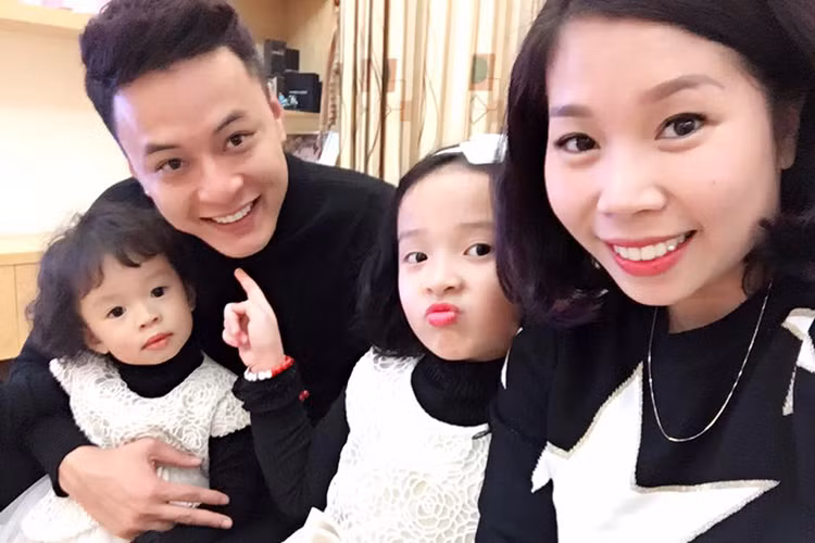 “Mẹ con đã phải nhẫn nhịn rất nhiều trước cái gọi là tự do ngôn luận kia. Và đương nhiên ba sẽ là người xoa dịu nó chứ không ai khác. Sau khi xoa dịu nỗi buồn đấy của mẹ con thì ba cũng thấy đó là hương vị cuộc sống khá thú vị vì ba thấy yêu, thương và nể mẹ con nhiều hơn... Ảnh: FBNV