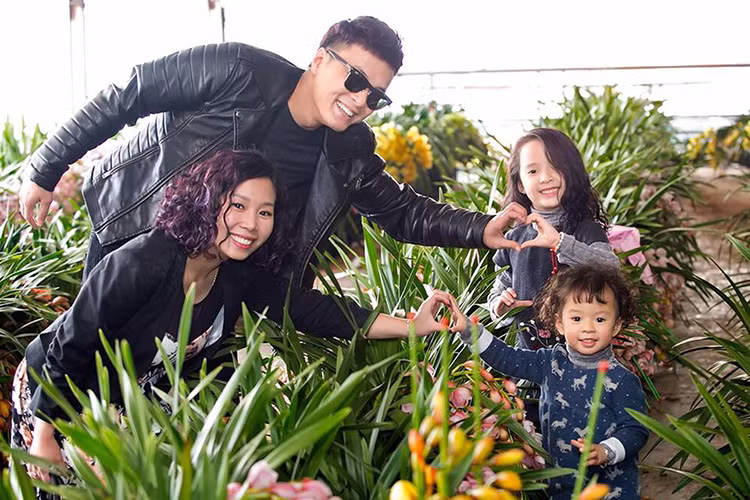 Vợ Hồng Đăng vốn thường xuyên nhận được những lời chê bai về nhan sắc. Trước những lời gièm pha của dư luận, nam diễn viên luôn tìm cách xoa dịu vợ khi khẳng định luôn hướng về gia đình nhỏ của mình. Ảnh: FBNV