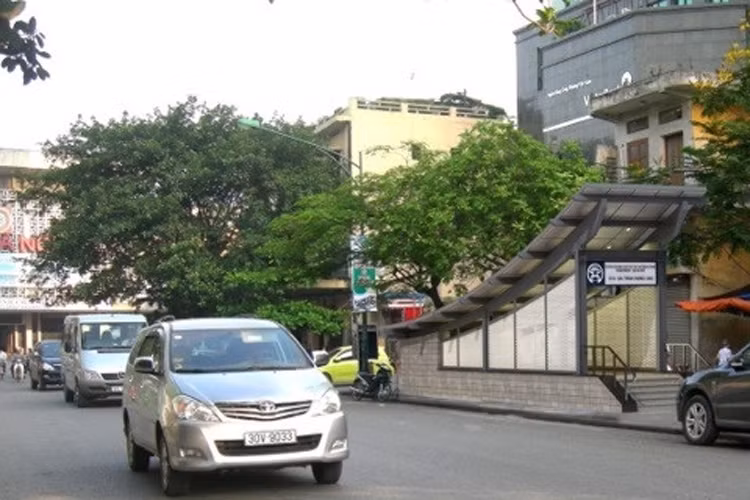 Ga S12 Ga Hà Nội, lối lên xuống trên phố Trần Hưng Đạo, ngay trước Ga Hà Nội.